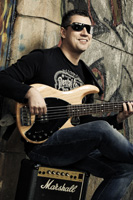 Neven Banfić (bass gitara i vokal)